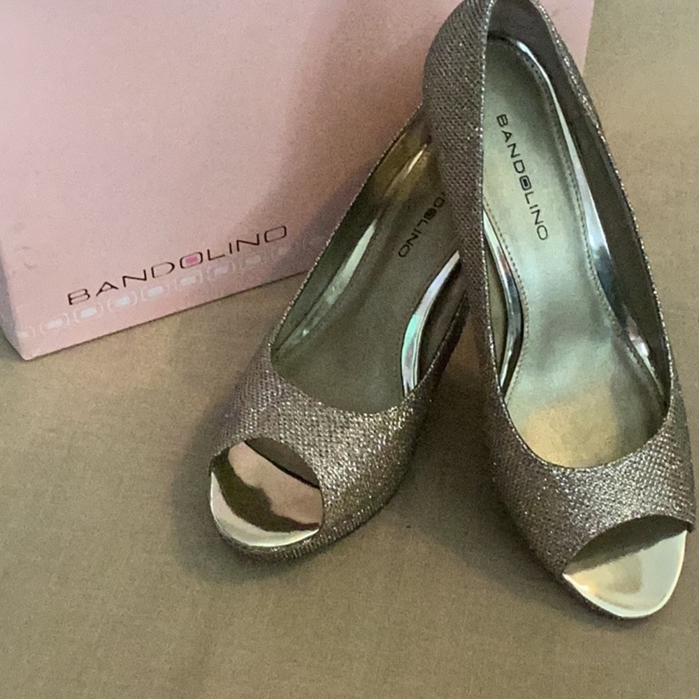 NWT Bandolino Silver Glitter Peep-Toe Heels